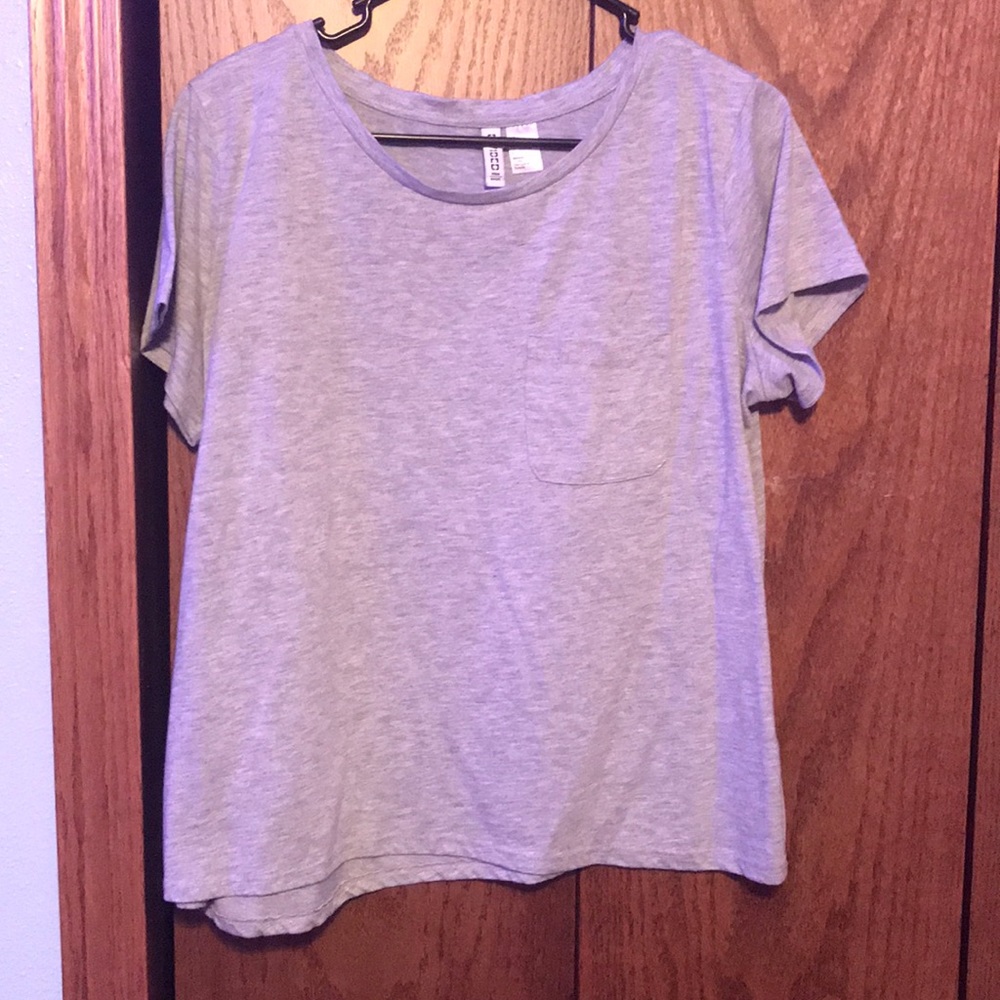 grey tee shirt